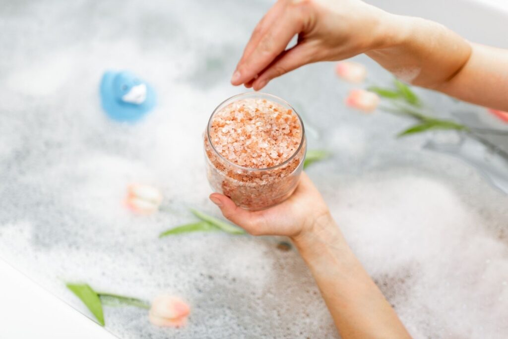 8 Natural Treatments for Rheumatoid Arthritis - Salt Baths
